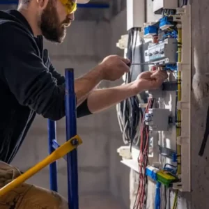 electricien-masculin-travaille-dans-standard-cable-raccordement-electrique_169016-15089